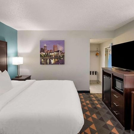 Clarion Pointe Indianapolis Northeast Hotel Castleton Bagian luar foto